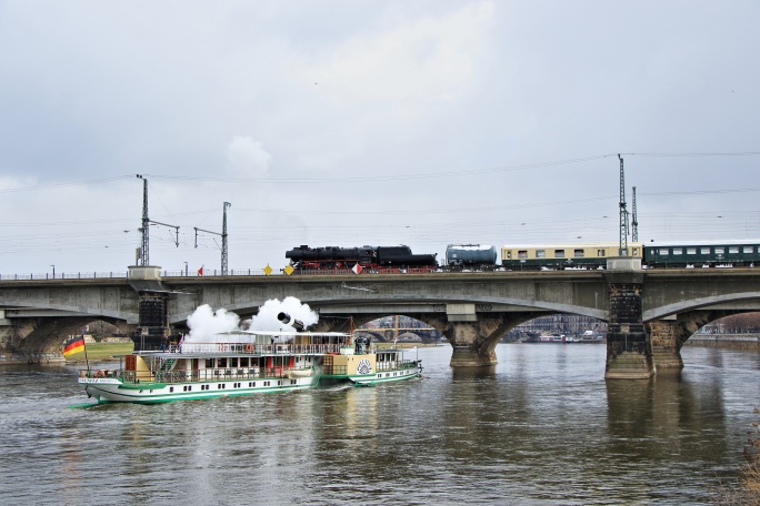 Treffen von 52 8141-5 und Dampfer der Weißen Flotte an der Dresdner Marienbrücke